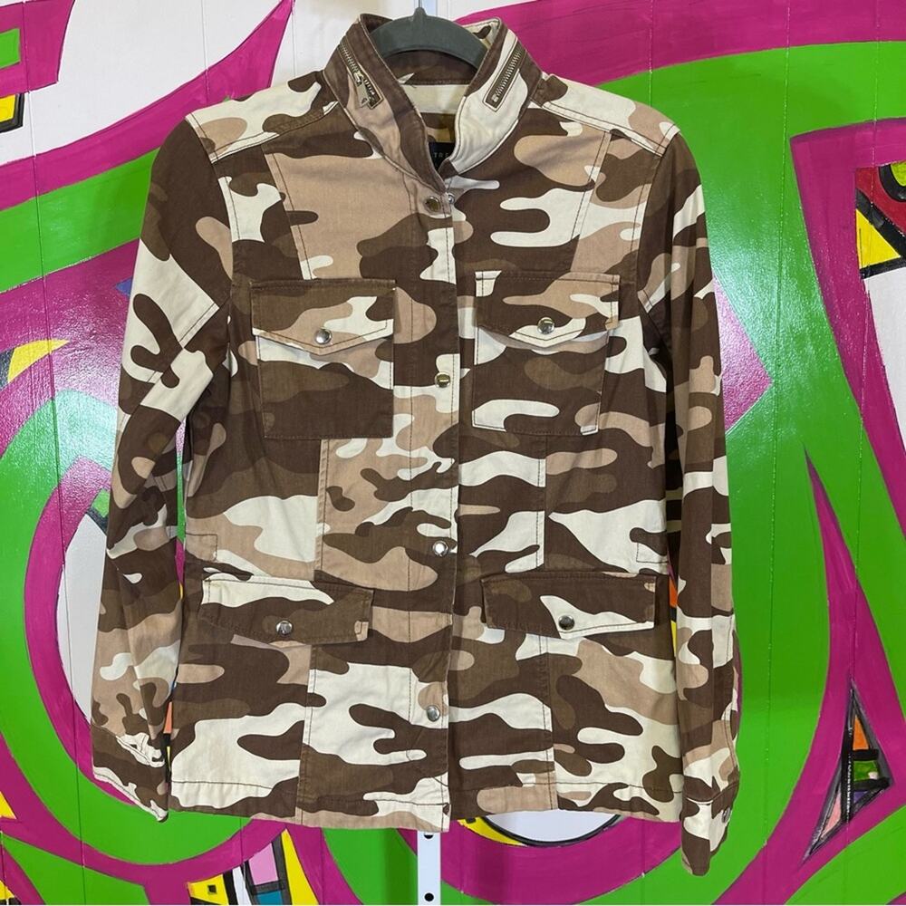 Love Tree, Camoflauge Jacket. Size Small. In excellent condition!